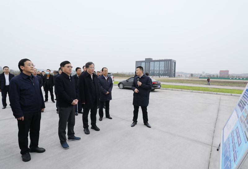 范书记陪同巴中市党政代表团考察自贡航空产业园.JPG